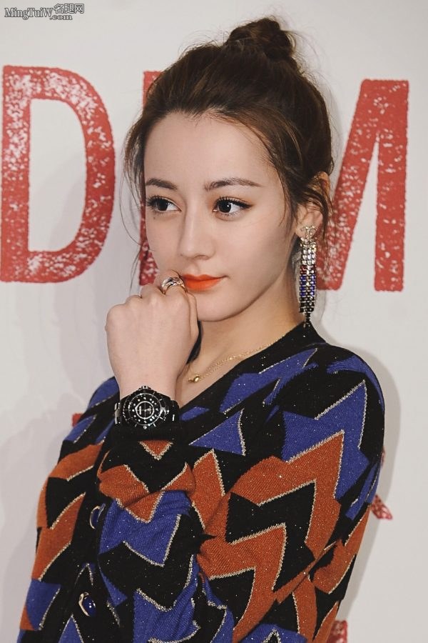 新疆美女迪丽热巴美腿又细又长(19/22)
