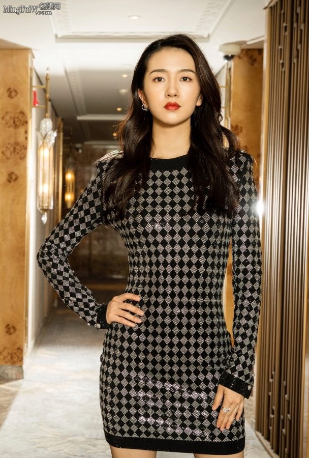 小姐姐许龄月优美的身段修长的玉腿令人心动(2/9)