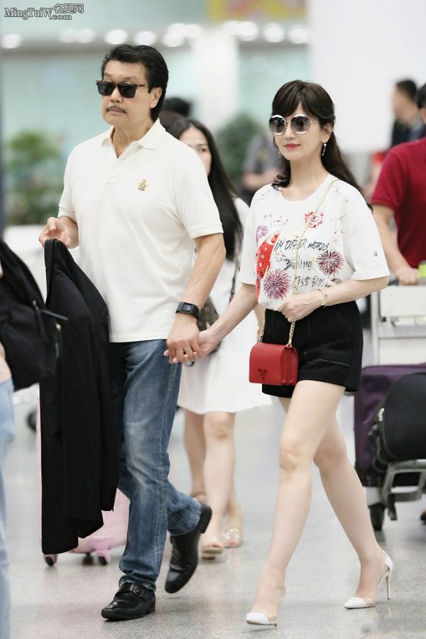 赵雅芝和老公牵手外出短裤大腿太美丽(7/7)