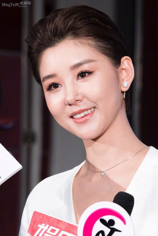 演员李小萌凉高跟鞋玉足(5/7)