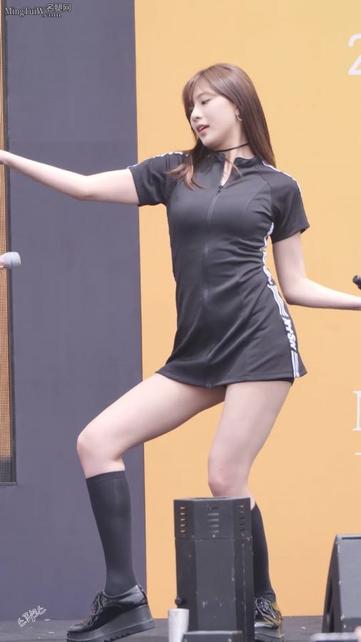 韩国青春美少女APiNK组合吴夏荣表演黑色安全裤频露[网盘](7/9)