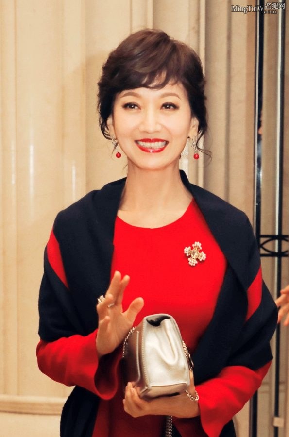 美丽成熟赵雅芝细高跟鞋美腿亮相(6/7)