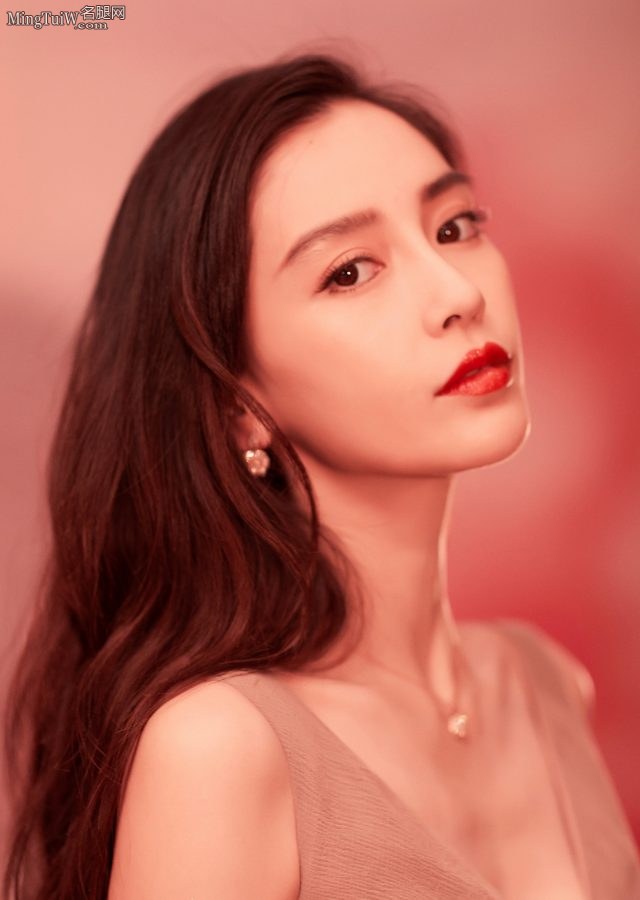 一袭褶皱优雅纱裙Angelababy的小美胸(6/27)