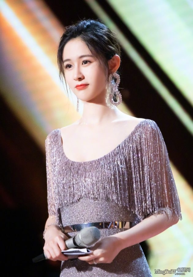 主持人梁田低胸露背礼服喜欢这小身段(7/11)
