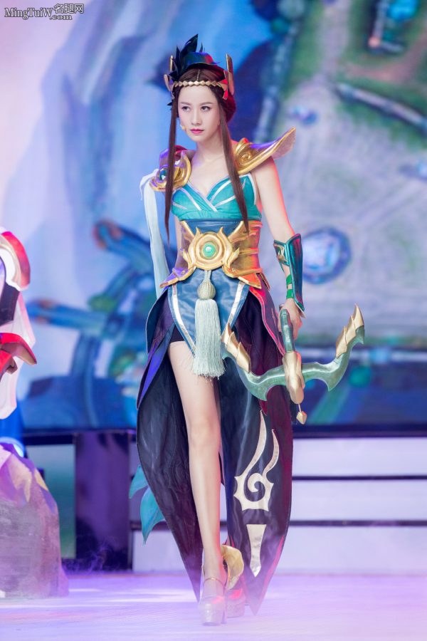 Ni Hongjie cosplays "Glory of the King" Yu Ji with high heels and long legs(1/3)