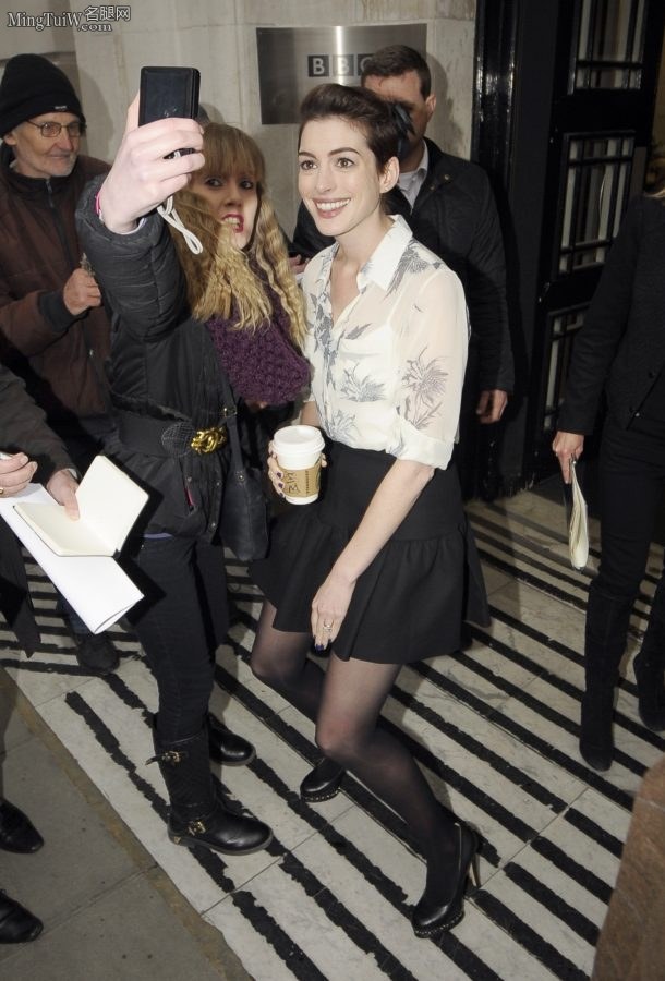 爱穿黑色丝袜的女明星Anne Hathaway外出秀腿（第5张/共22张）