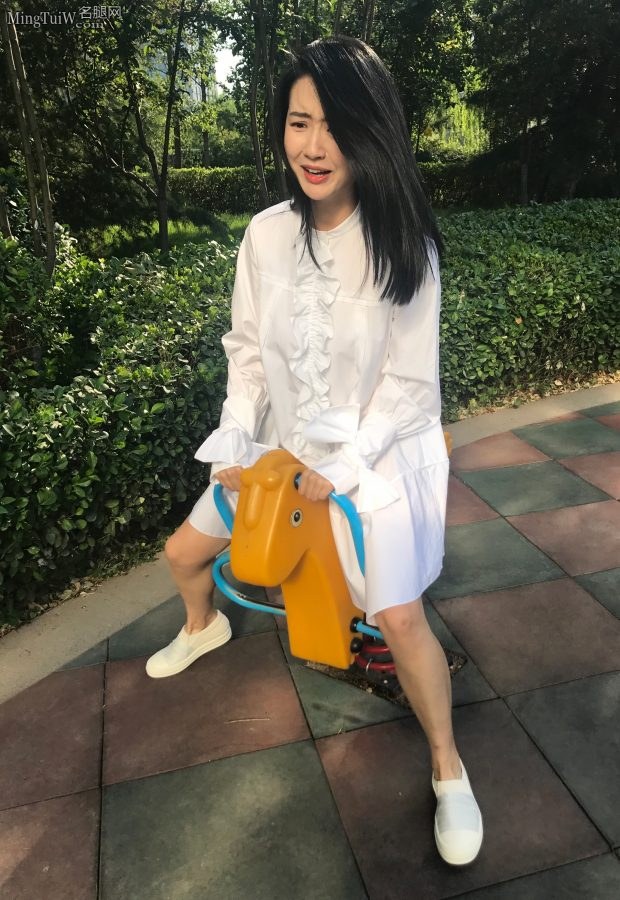 童心未泯小姐姐许龄月露小白腿在游乐场玩耍(5/9)