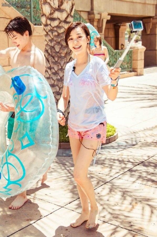 美女明星陈意涵录节目湿身透出泳衣(2/2)