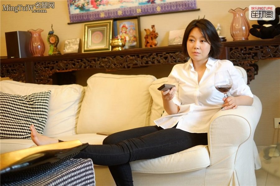 熟女闫妮居家照片秀玉腿美足(6/6)