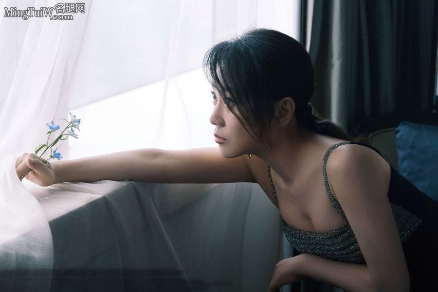 女人如花闫妮低胸写真露事业线(4/5)