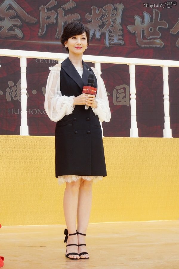 不老女神赵雅芝出席商业活动秀美足(6/6)
