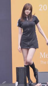 韩国青春美少女APiNK组合吴夏荣表演黑色安全裤频露[网盘]