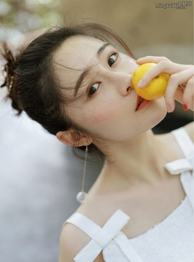 梁田白玉腿清新自然写真被柠檬酸到了(2/5)