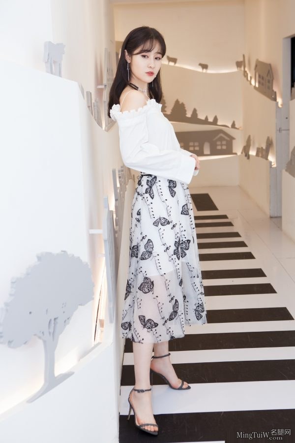 89年的小姐姐梁田凉高玉足写真(2/6)