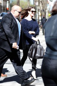 Anne Hathaway穿紧身皮裤踩细高跟鞋外出这气质没谁了