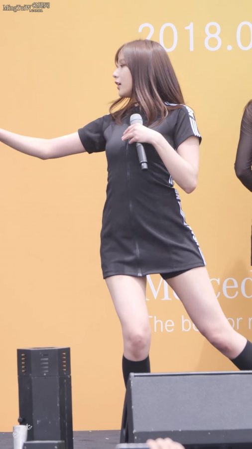 韩国青春美少女APiNK组合吴夏荣表演黑色安全裤频露[网盘](5/9)