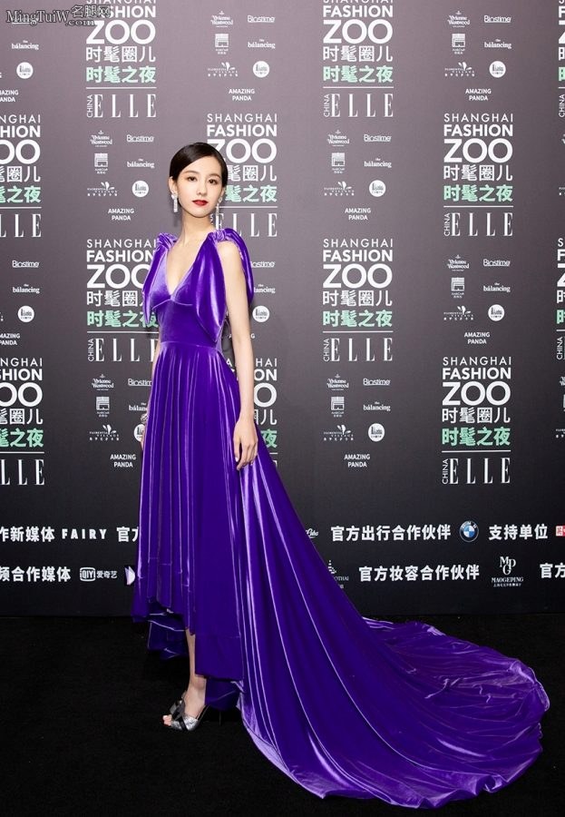 陈都灵身着高贵紫色礼服亮相时尚活动(6/13)