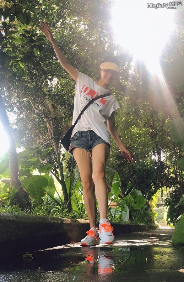 Congratulations to Wushuang Ni Hongjie for her beautiful legs in denim hot pants and going out to play(7/8)