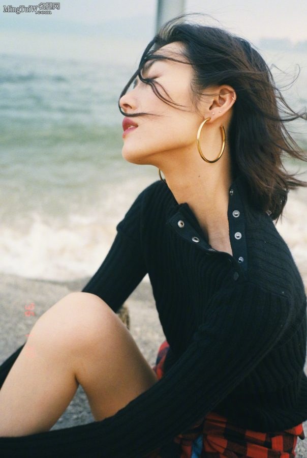 超模刘雯海边靴子美腿摆出各种姿势(6/8)