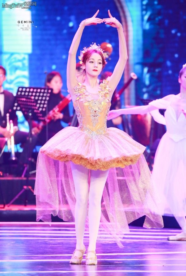 女神迪丽热巴穿白色丝袜跳芭蕾舞太惊艳(13/19)
