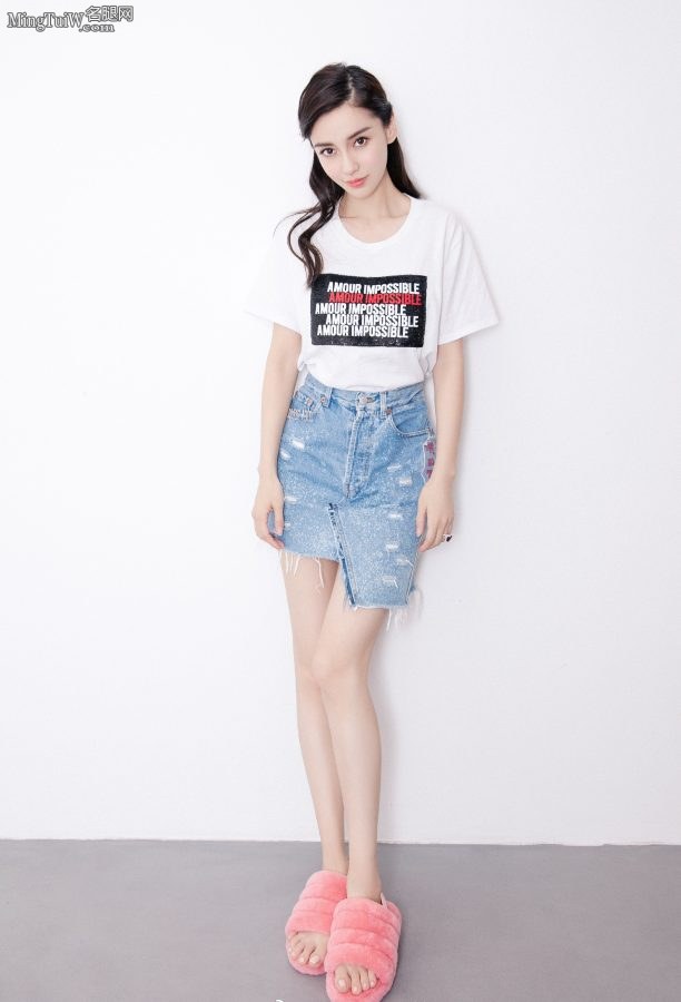 杨颖Angelababy美脚丫穿拖鞋(3/4)