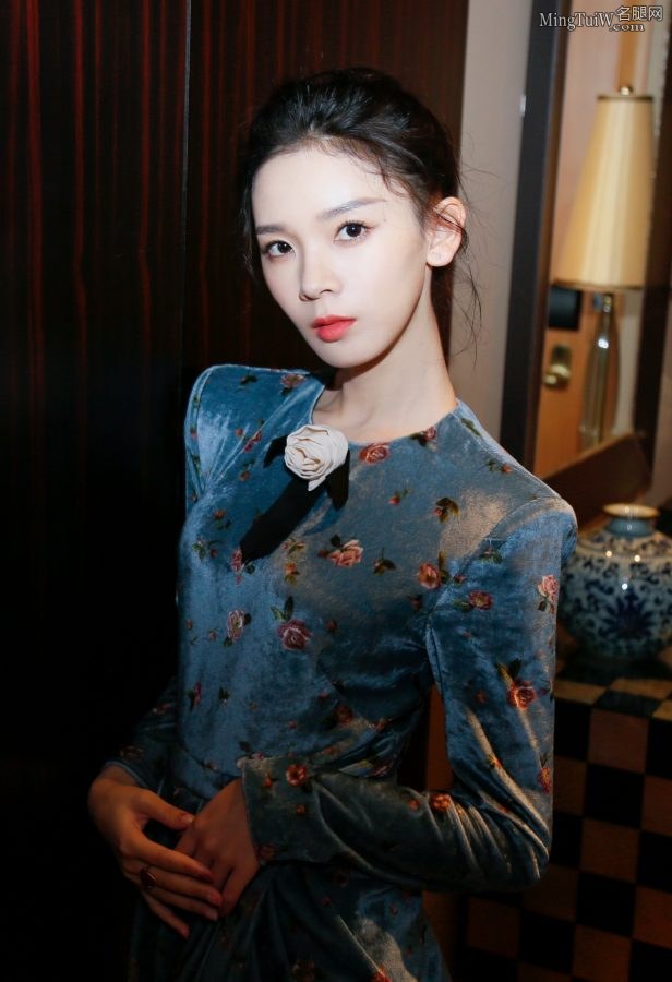 陈瑶优雅装扮出席时尚活动展示修长玉腿(2/7)