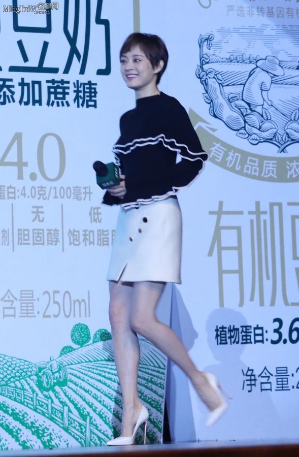 孙俪小短裙配紧致漂亮的玉腿代言豆奶品牌(7/17)