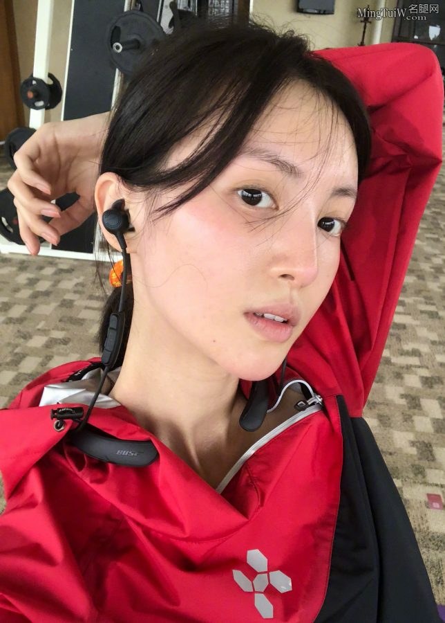 青春活力的演员金晨素颜秀脚(1/3)