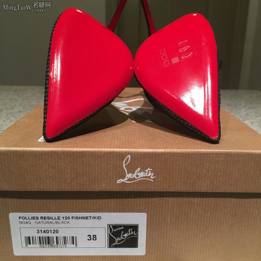 安妮·海瑟薇脚踩Christian Louboutin时尚性感高跟鞋(56/56)