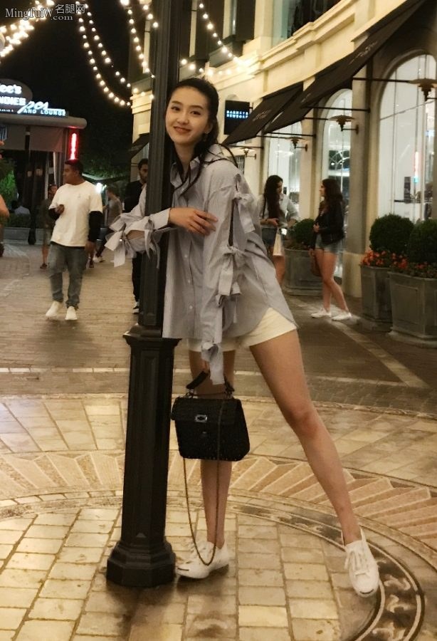 许龄月在美国洛杉矶展示自己纤细的长腿(2/4)