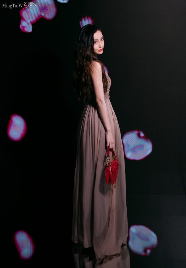 Angelababy's small breasts in an elegant pleated gauze skirt(13/27)