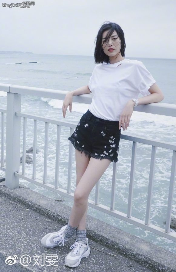 Supermodel Liu Wen shows off her fair legs in fresh photos at the beach(2/9)