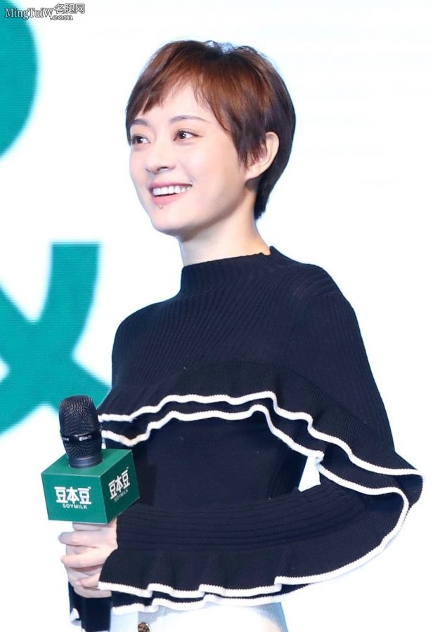 孙俪小短裙配紧致漂亮的玉腿代言豆奶品牌(10/17)