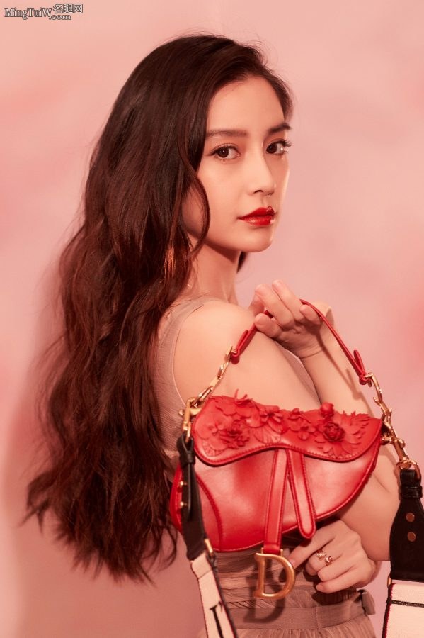 Angelababy's small breasts in an elegant pleated gauze skirt(8/27)