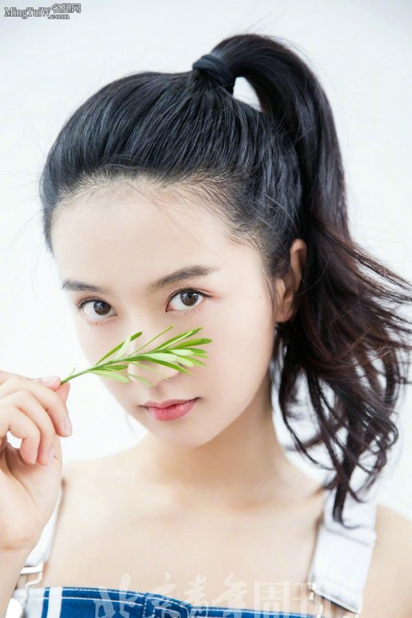 美女演员许龄月脚踩细高跟鞋为杂志拍摄写真照片(5/6)