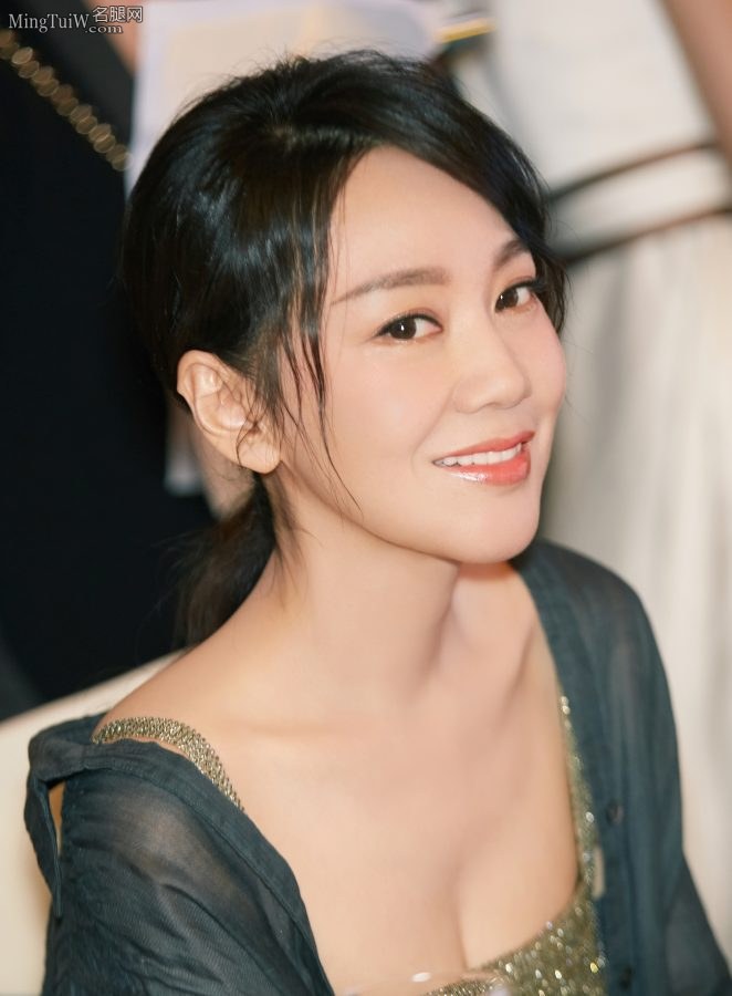 女人如花闫妮低胸写真露事业线(5/5)