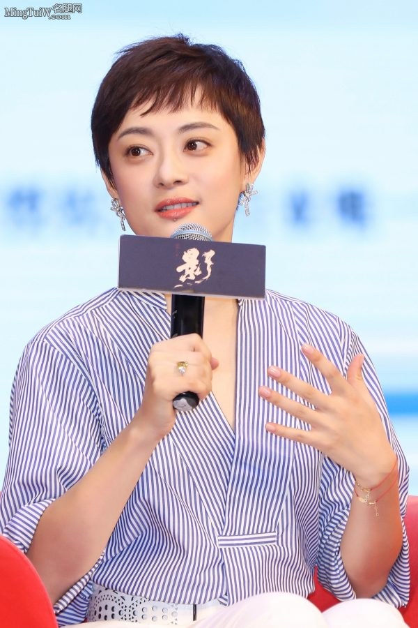 女星孙俪穿白裤脚踩白色红底细高跟鞋接受采访(5/35)