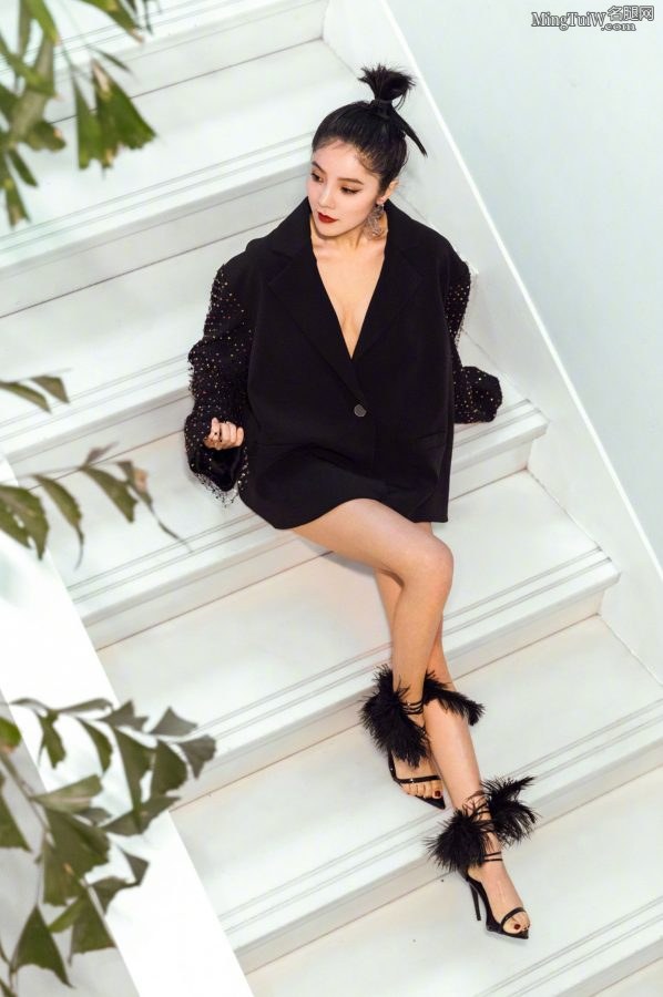 青春美女赵奕欢高跟玉腿写真太美(1/3)