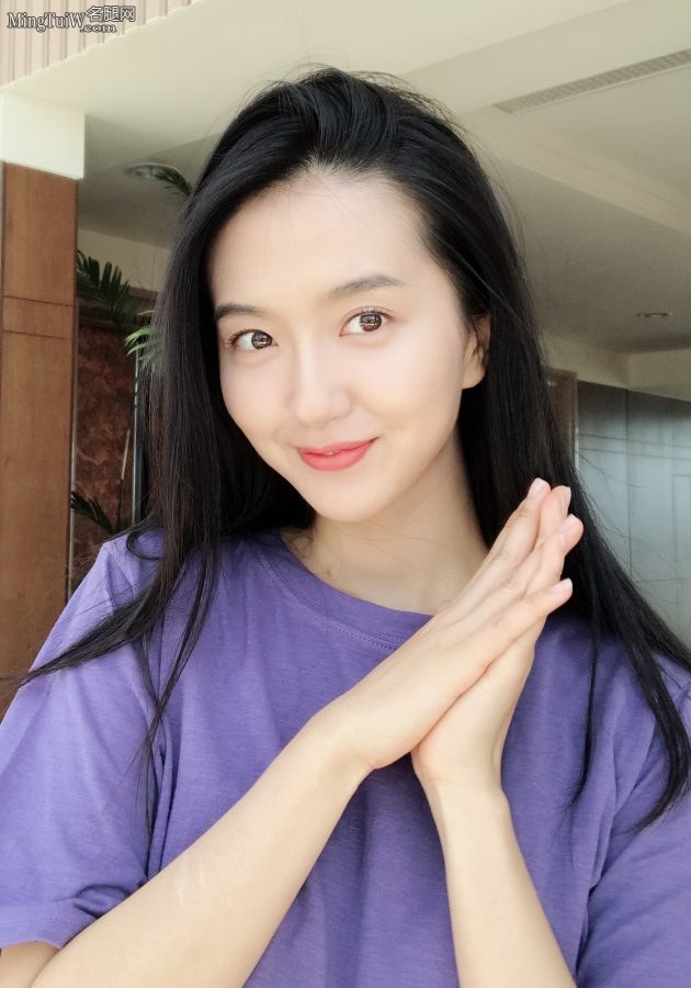 甜美的少女许龄月在家欢乐玩耍露白嫩细腿(4/4)