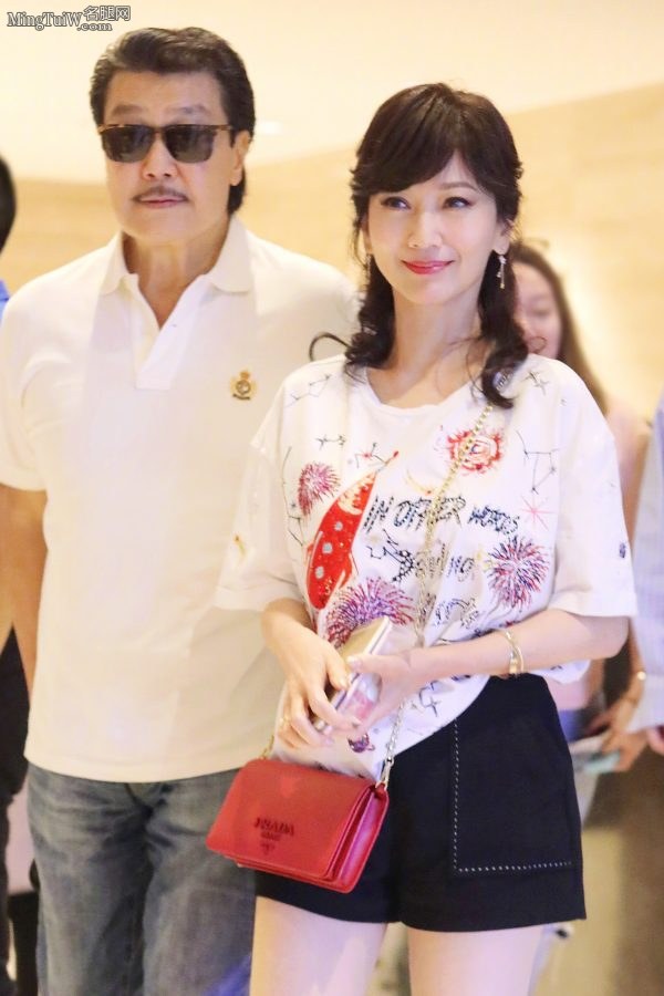 赵雅芝和老公牵手外出短裤大腿太美丽(3/7)