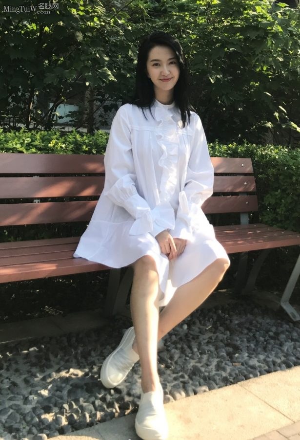 童心未泯小姐姐许龄月露小白腿在游乐场玩耍(9/9)