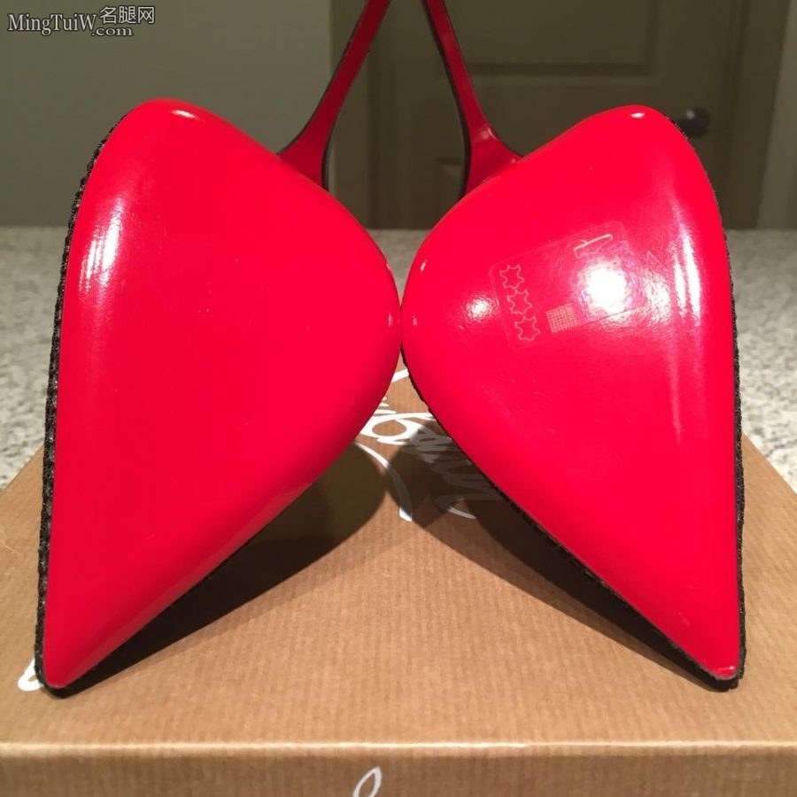 安妮·海瑟薇脚踩Christian Louboutin时尚性感高跟鞋(55/56)