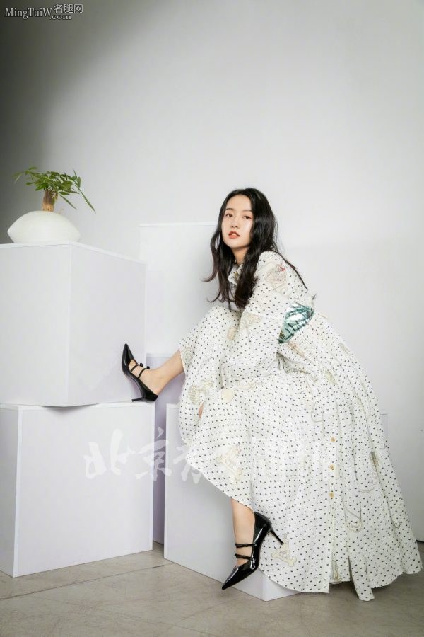 美女演员许龄月脚踩细高跟鞋为杂志拍摄写真照片(3/6)