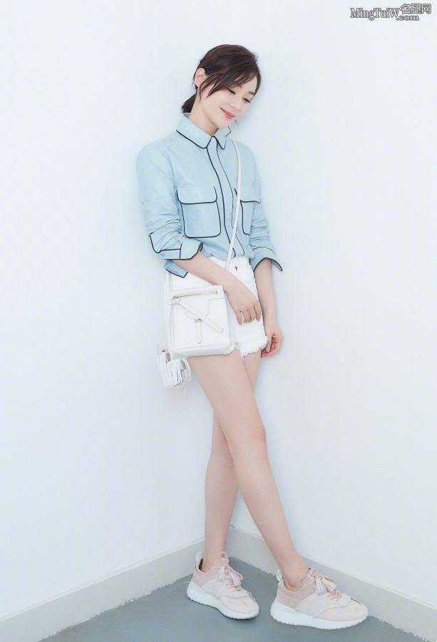 袁姗姗清新写真白皙长腿穿运动鞋(2/6)