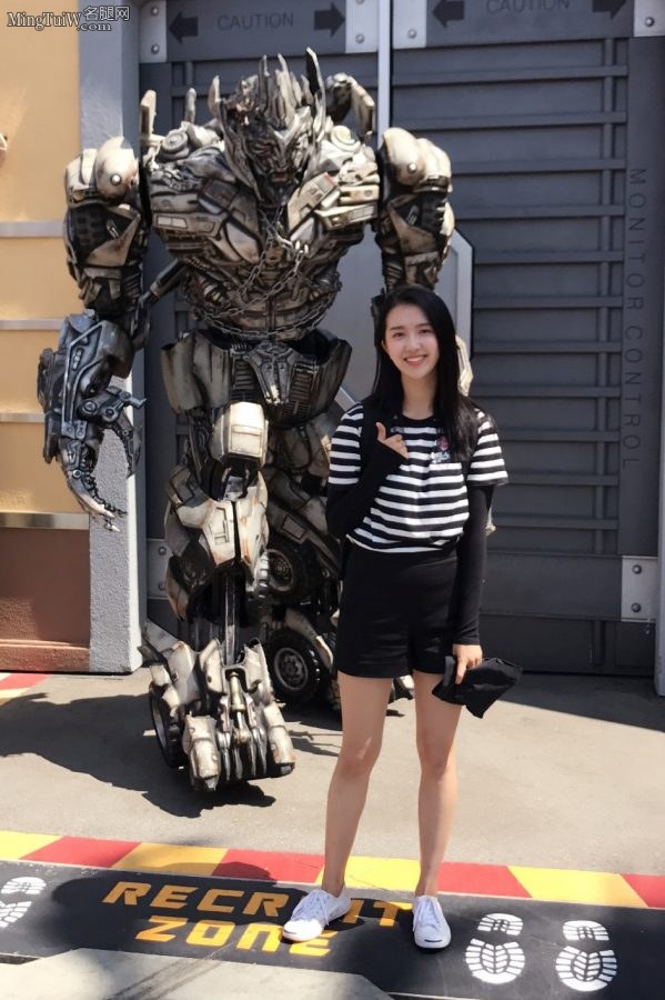 Beautiful and lovely young lady Xu Lingyue's legs are so beautiful(2/8)