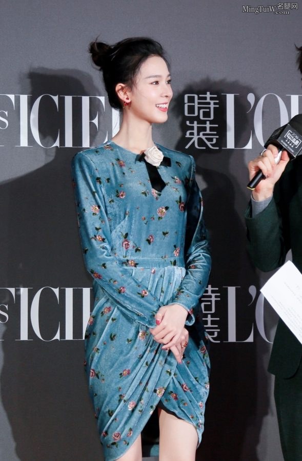 陈瑶优雅装扮出席时尚活动展示修长玉腿(7/7)