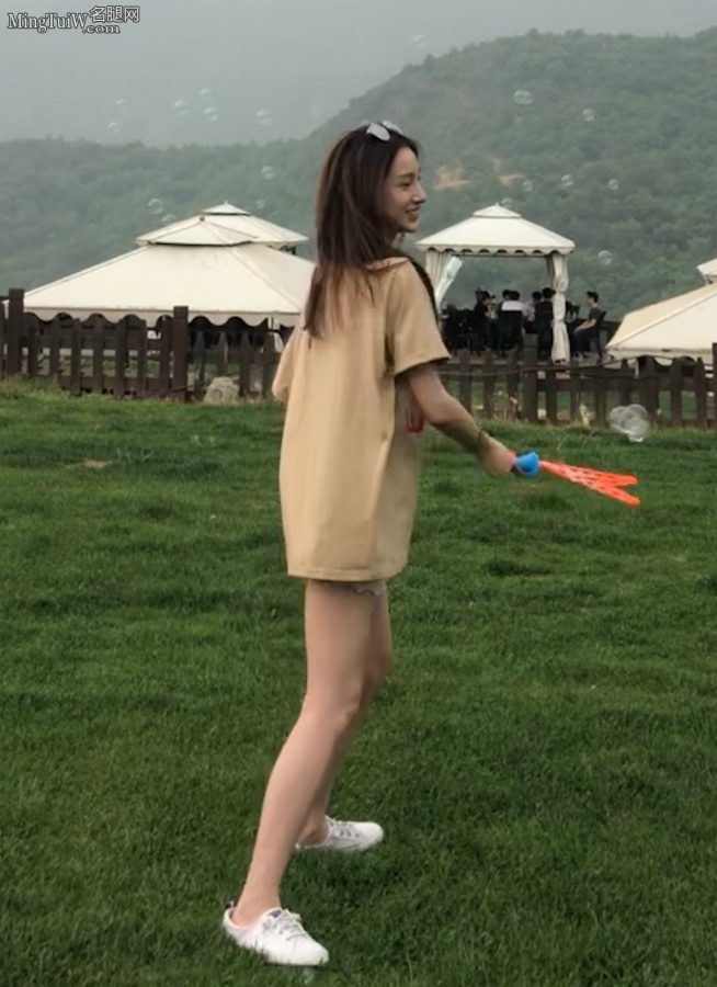美腿小姐姐马凡舒在草地玩耍（第3张/共5张）