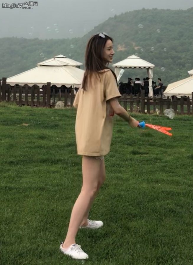 美腿小姐姐马凡舒在草地玩耍(3/5)
