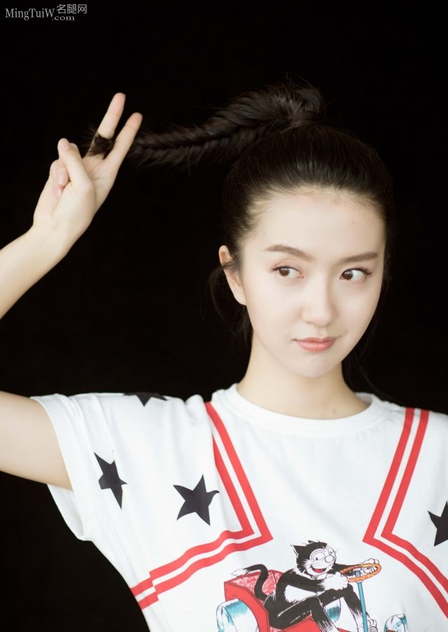 新晋女神许龄月出席活动秀纤细美腿(2/2)