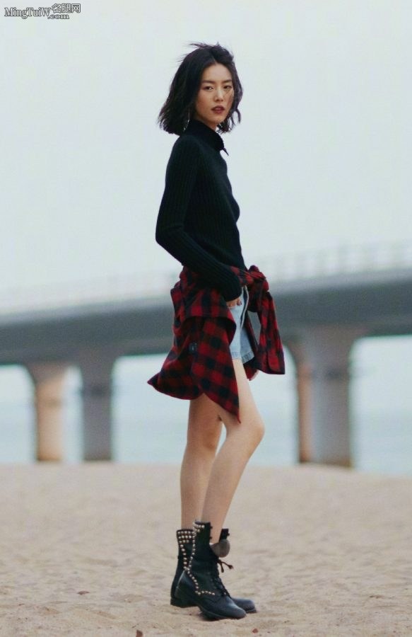 超模刘雯海边靴子美腿摆出各种姿势(3/8)